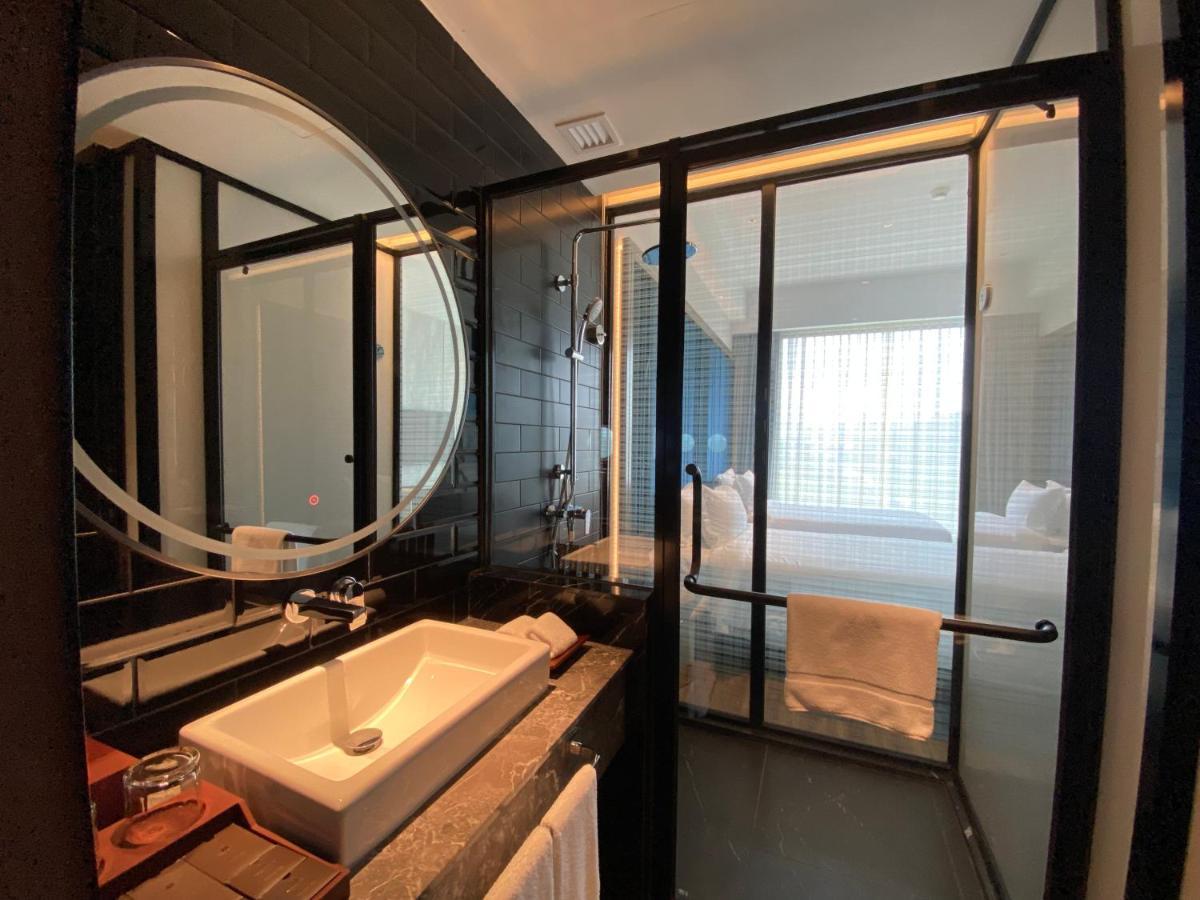 M Resort & Hotel กัวลาลัมเปอร์ ภายนอก รูปภาพ Bathroom of a room at the hotel